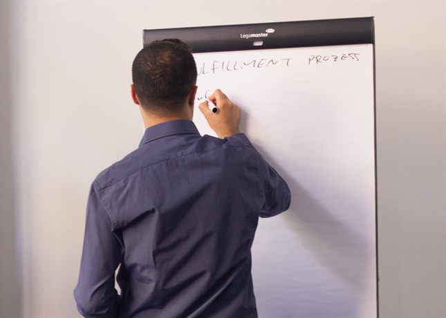 Am Flipchart wird ein Fulfillment-Prozess aufgezeichnet