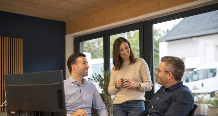 Zufriedenes Team im Büro