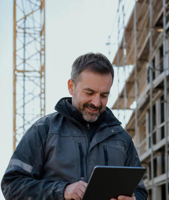 Person erfasst Daten am Tablet