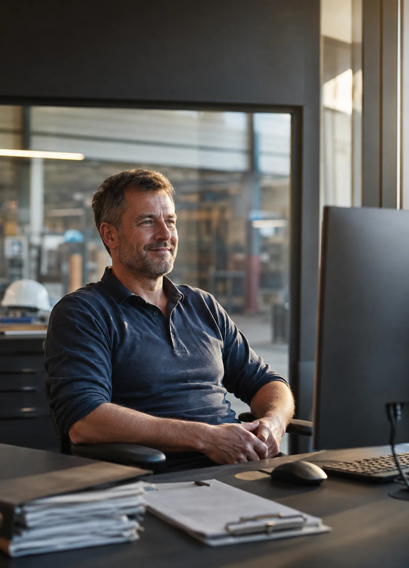 Zufriedener Mitarbeiter am Laptop mit einem digitalen Formular
