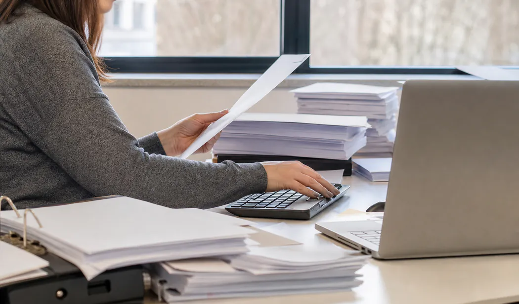 Manuelle Datenerfassung am Arbeitsplatz