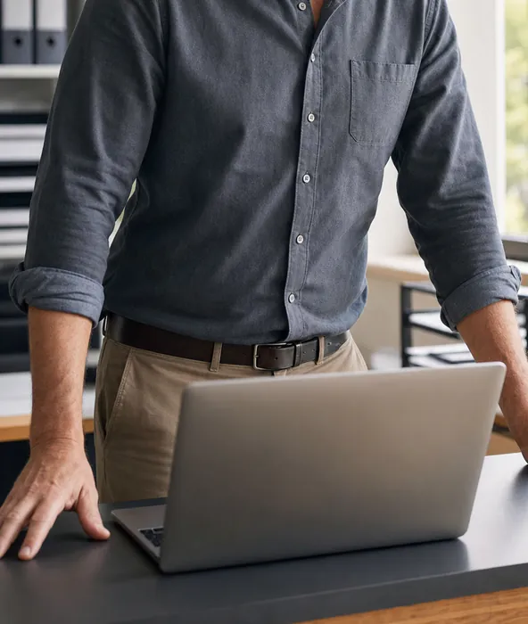 Zufriedener Unternehmer am Laptop