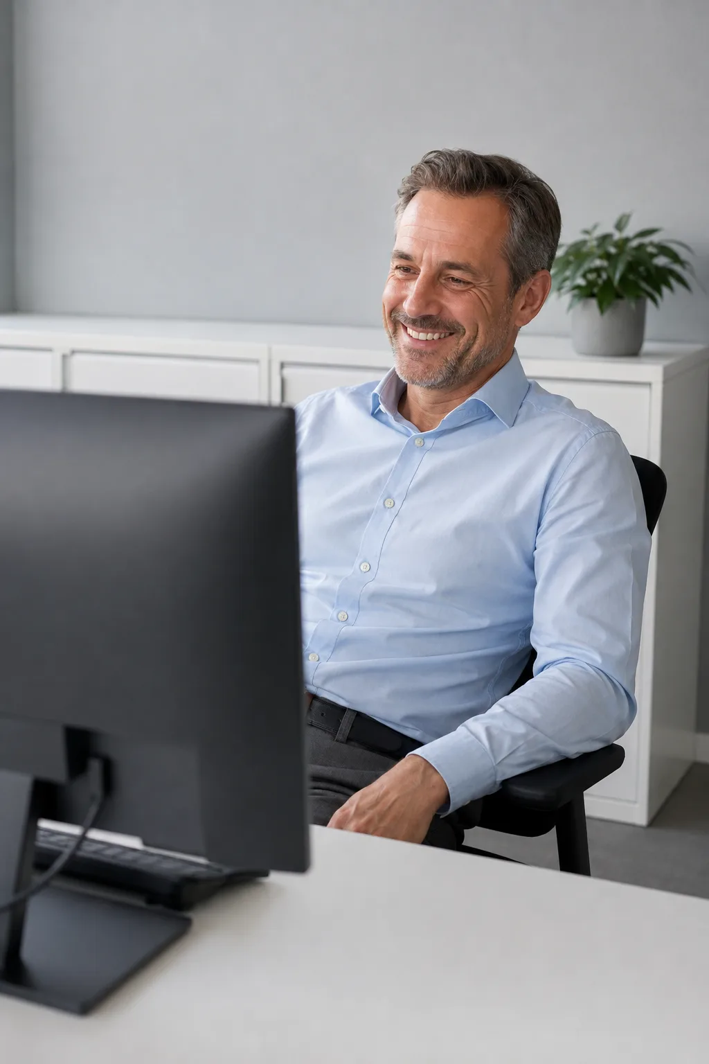 Mitarbeiterin erfasst Arbeitszeiten am Tablet