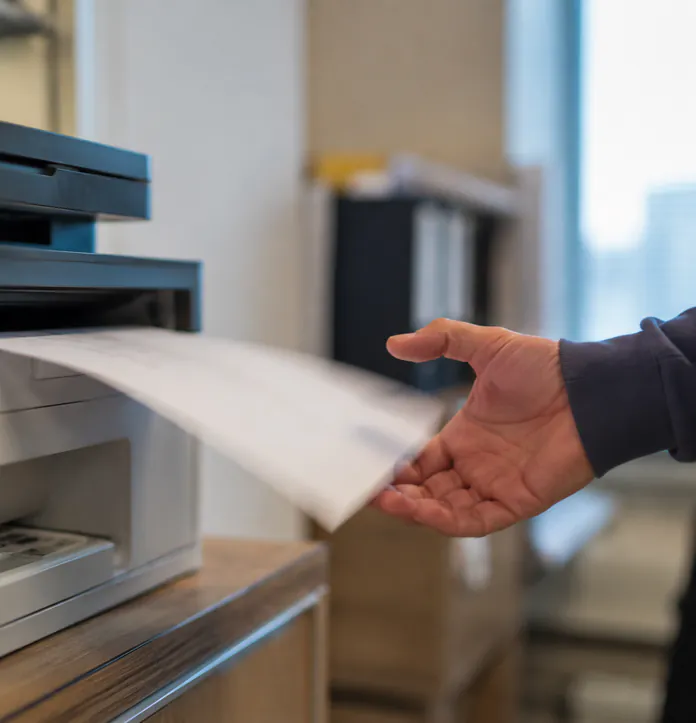 Frisch bedrucktes Blatt kommt aus einem Bürodrucker