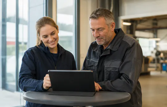 Zwei Personen sehen gemeinsam den Zwischenstand am Tablet