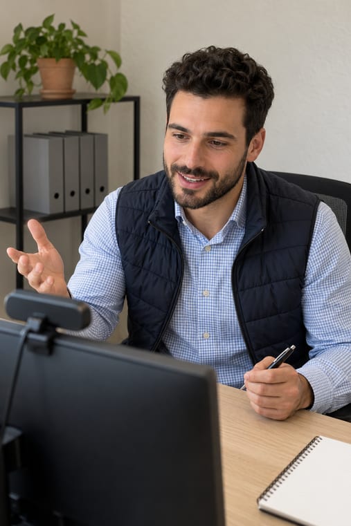 Formilo-Berater erklärt im Online-Meeting vor der Webcam, wie der digitale Anlagenspiegel entsteht