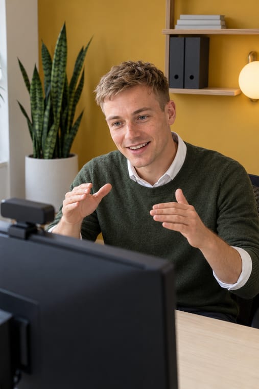Formilo-Berater erklärt im Online-Meeting, wie der digitale Arbeitsauftrag für den Kundendienst eines Maschinenbauers entsteht