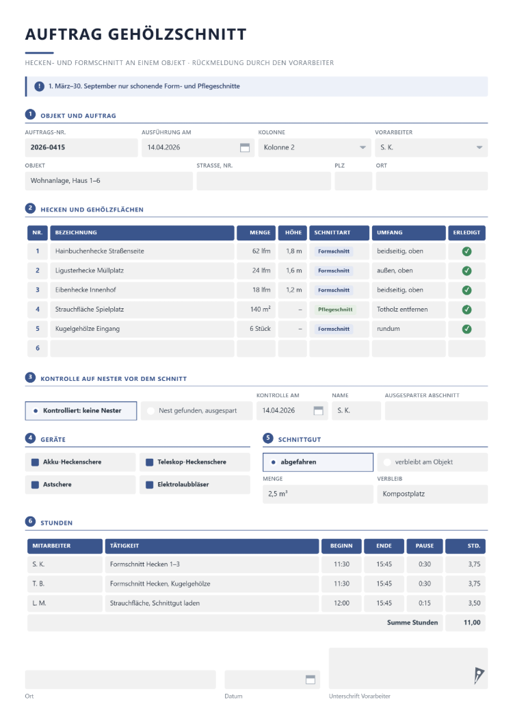 Arbeitsauftrag-Formular als Auftrag Gehölzschnitt mit Hinweis auf schonende Form- und Pflegeschnitte vom 1. März bis 30. September, Objekt und Auftrag, Tabelle der Hecken und Gehölzflächen mit Menge, Höhe, Schnittart und Umfang, Kontrolle auf Nester vor dem Schnitt, Geräten, abgefahrenem Schnittgut mit Menge und Verbleib, Stunden je Mitarbeiter mit Pause und Summe sowie Unterschrift des Vorarbeiters