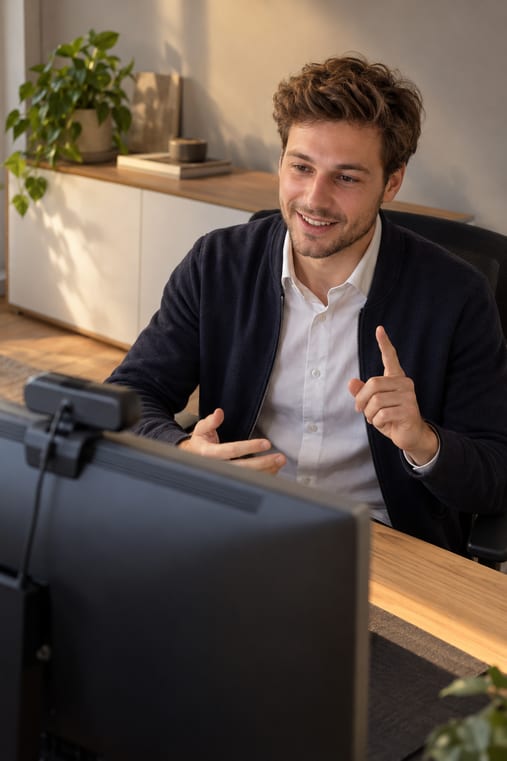 Formilo-Berater erklärt im Videocall, wie der digitale Auftragsblock entsteht