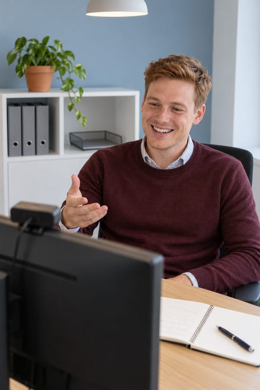 Formilo-Berater erklärt im Online-Meeting, wie der Bautagesbericht nach VOB entsteht