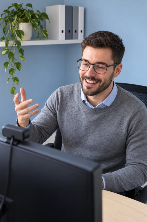 Formilo-Berater erklärt im Online-Meeting, wie die Bedenkenanmeldung nach VOB entsteht