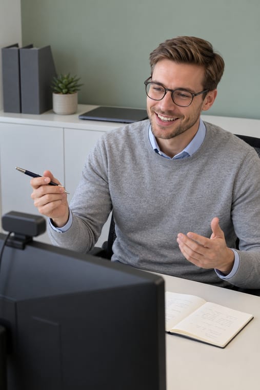 Formilo-Berater mit Brille erklärt im Videocall, wie der Leihschein entsteht