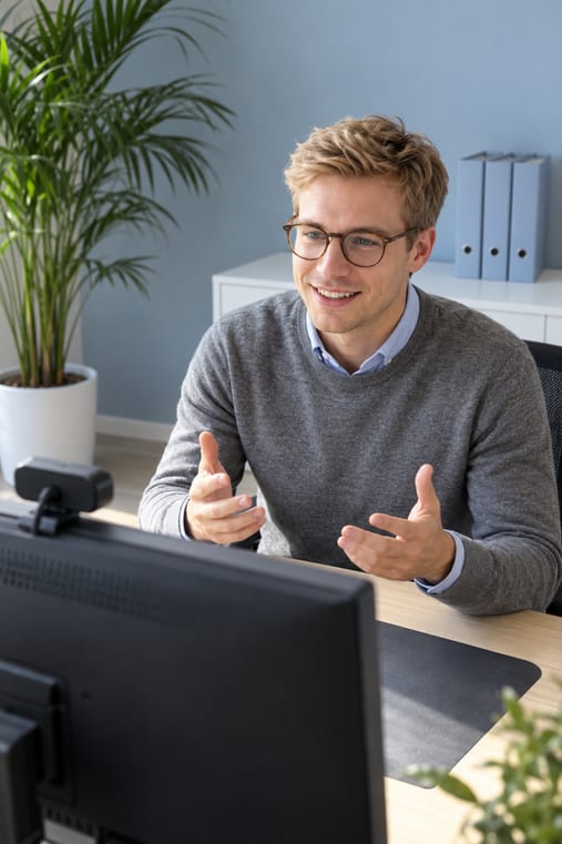 Formilo-Berater erklärt vor Monitor und Webcam im Online-Meeting, wie das Montageprotokoll entsteht