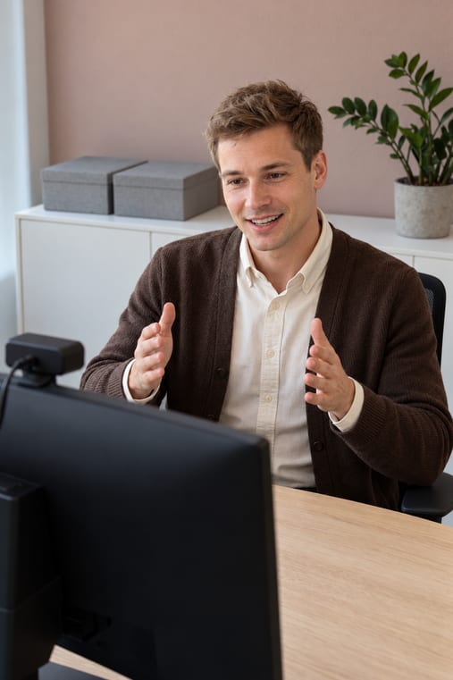 Formilo-Berater erklärt im Online-Meeting, wie der Personaleinsatzplan für Ihre Filialen entsteht