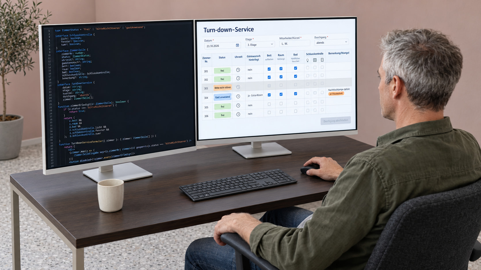 Entwickler programmiert die Servicecheckliste: links der Code, rechts das Formular Turn-down-Service mit Zimmerstatus frei, „Bitte nicht stören“ oder Gast anwesend, Gästewunsch, Abhakspalten für Bett, Raum und Bad sowie einer Mangelmeldung an die Haustechnik