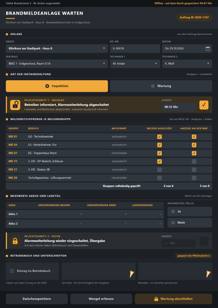Maske Brandmeldeanlage warten in der Wartungs-App mit Objekt, Zentrale und zwei Technikern, Auswahl Inspektion oder Wartung, Pflichtschritt Betreiber informiert und Alarmweiterleitung abgeschaltet mit Uhrzeit, Melderstichproben je Meldergruppe, Messwerten zu Akkus und Ladespannung, Pflichtschritt Alarmweiterleitung wieder eingeschaltet sowie Eintrag ins Betriebsbuch und Unterschriften von Techniker und Betreiber