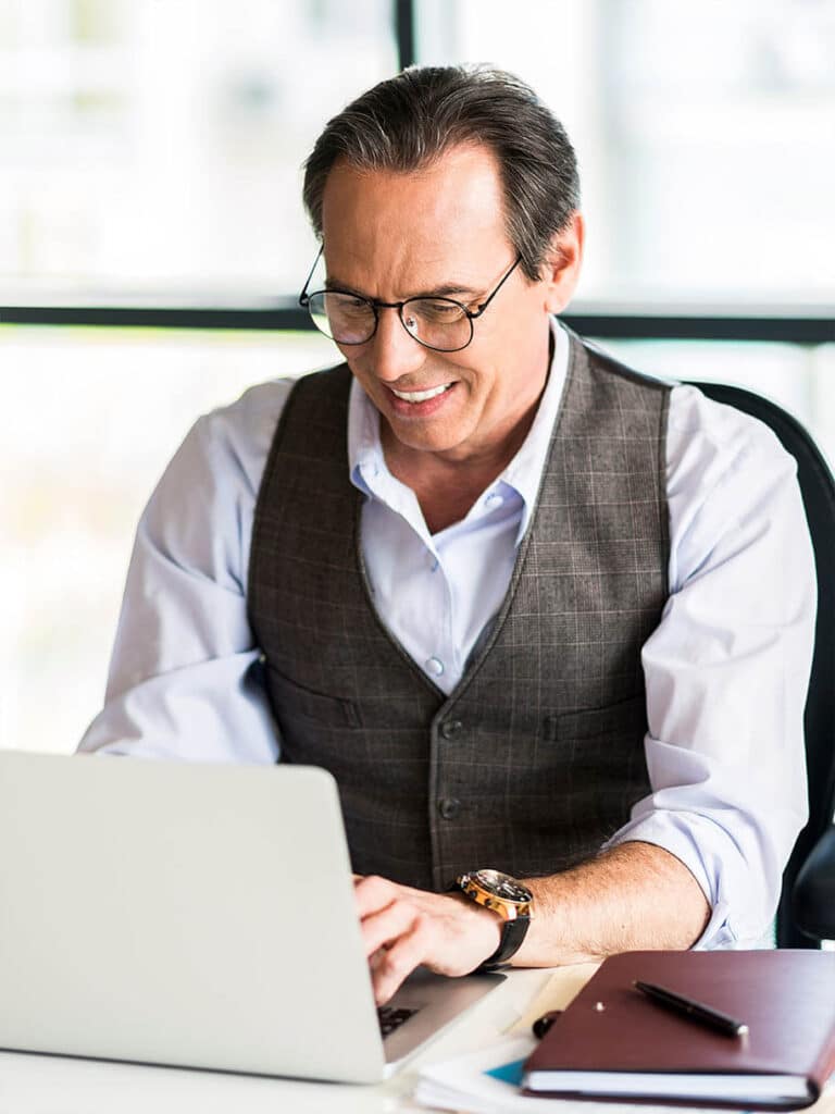 CEO sieht sich Bewerbungsunterlagen an