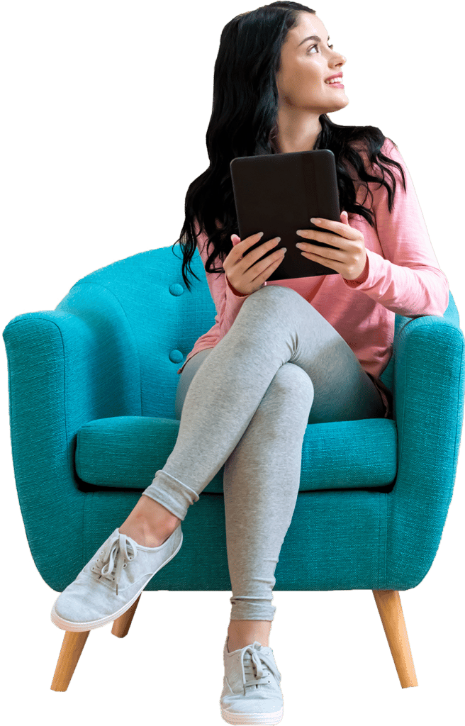 Frau mit Tablet schaut zur Seite. Ausfüllbares Formular in Outlook erstellen - Formilo GmbH