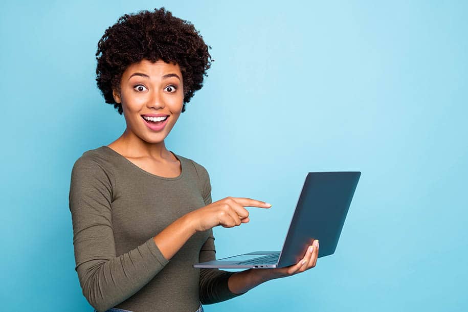 Frau zeigt auf Bildschirm eines geöffneten Laptops. - Adobe Formular erstellen - Formilo GmbH