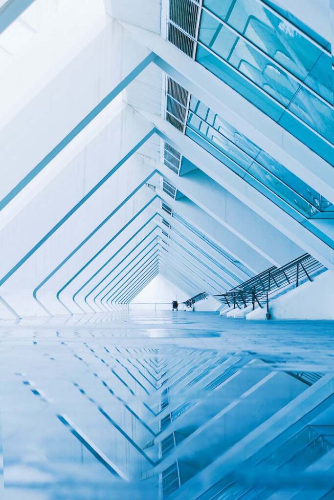 Symmetrische blaue Glas Beton Architektur