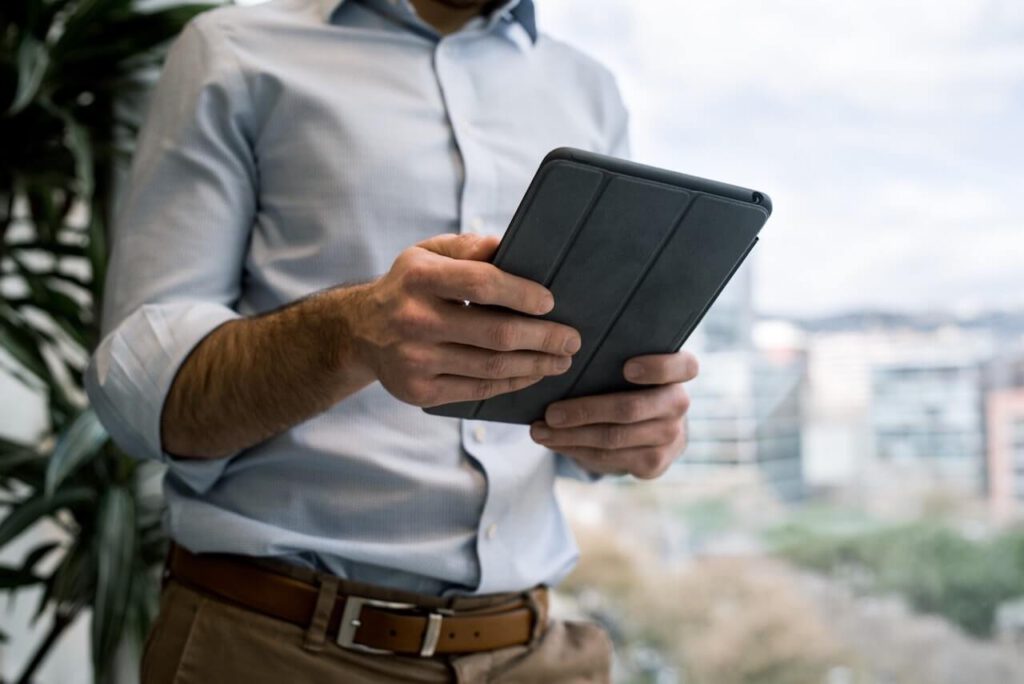 Mann mit Tablet in der Hand