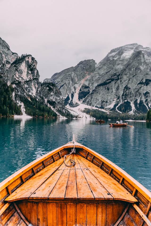 Boot vor schneebedeckten Bergen