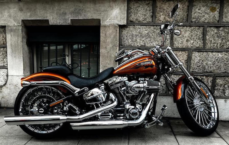 Harley Davidson steht vor einer massiven Steinwand