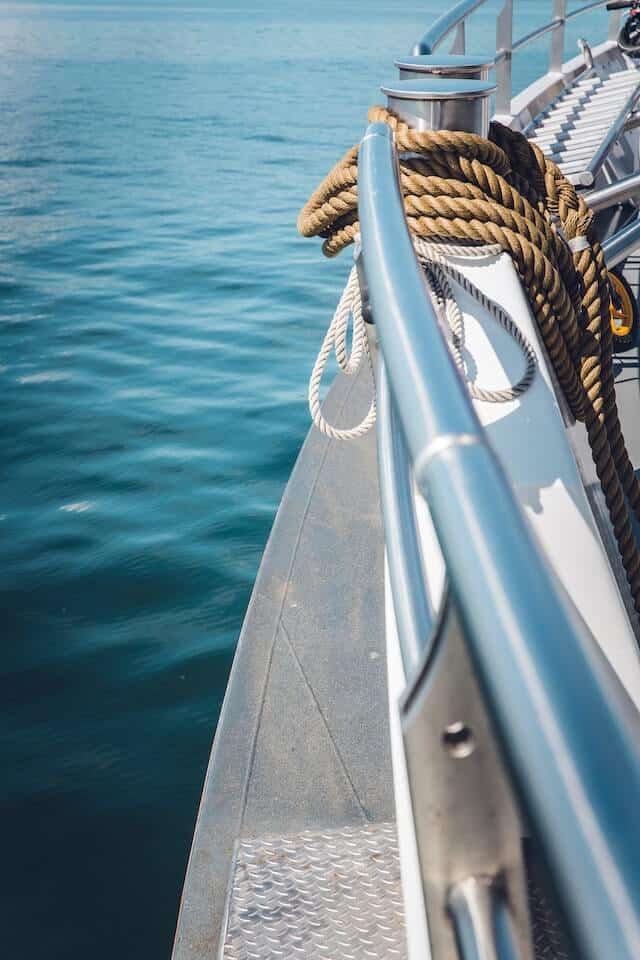 Yacht Reling mit Leinen