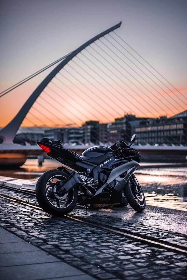 Motorrad steht elegant vor einem Sonnenuntergang