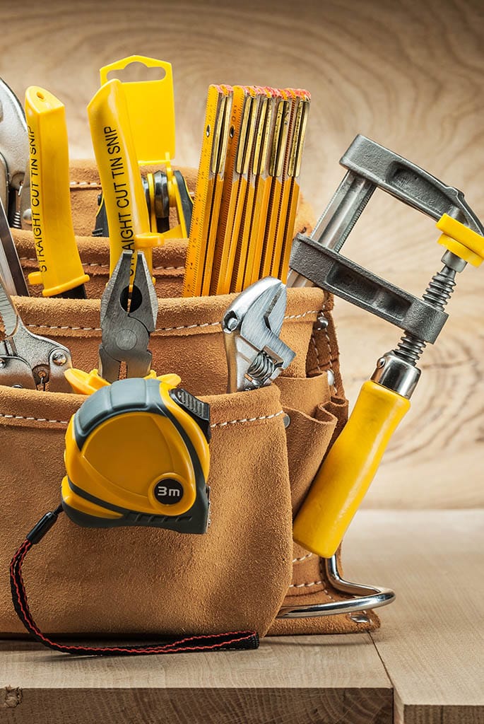 Werkzeugtasche mit gelben Werkzeugen