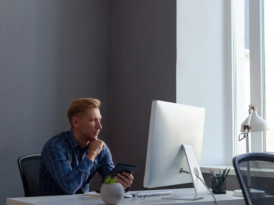 Mann sitzt vor Computer