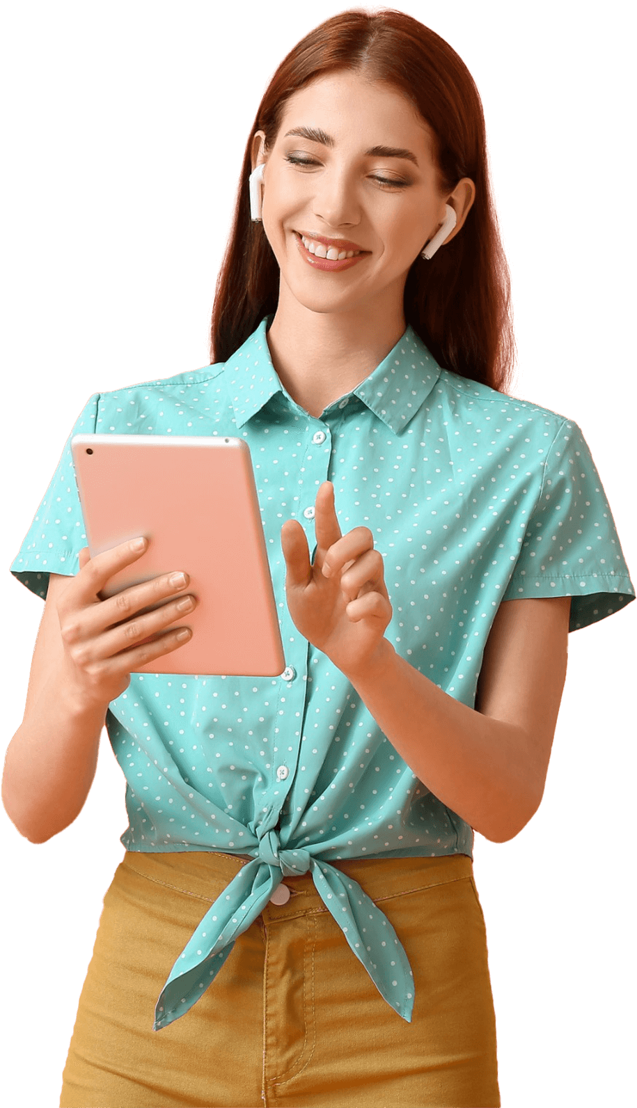 Frau schaut zufrieden auf Tablet