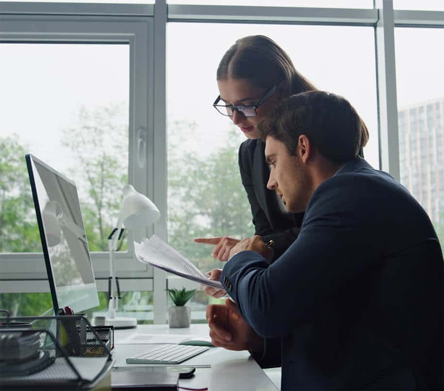 Zwei Mitarbeiter arbeiten zusammen