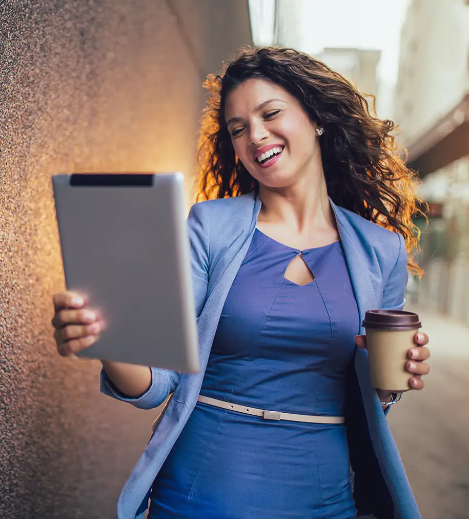 Lachende Frau mit Tablet