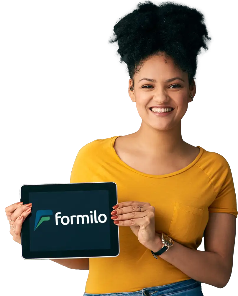 Frau lächelt und zeigt Formilo Logo auf einem Tablet