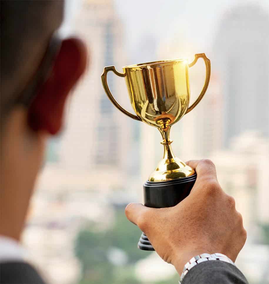 Geschäftsmann hält Pokal in der Hand