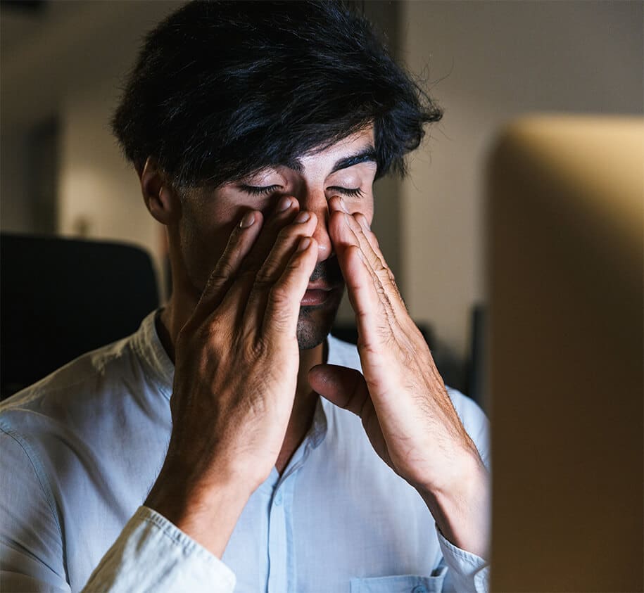 Frustrierter Mann vor dem PC