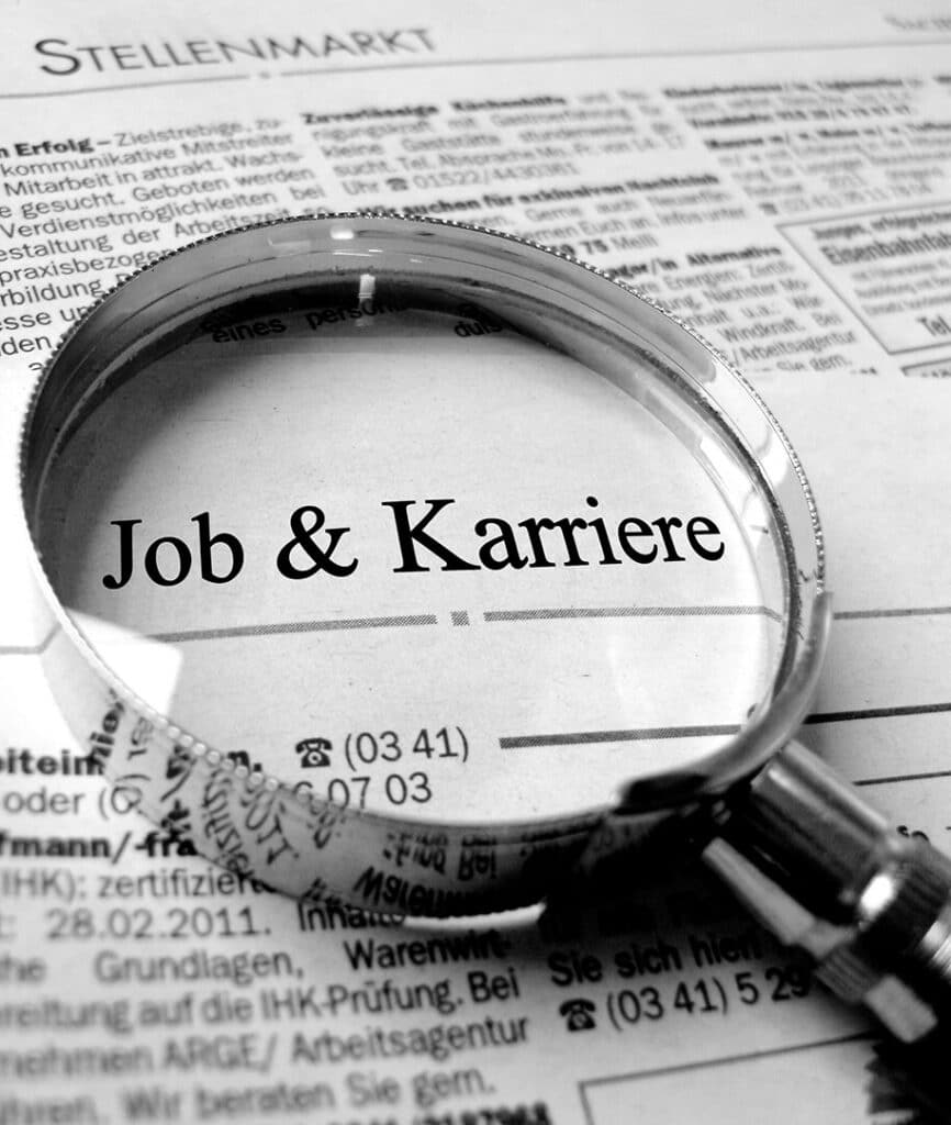 Job und Karriere Zeitung mit Lupe