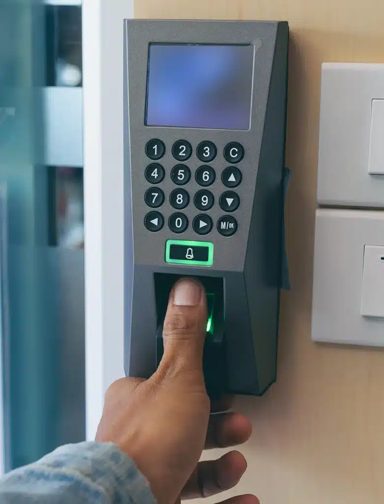 Daumen auf Der Fingerabdruckscanner zur Erfassung der Arbeitszeit.