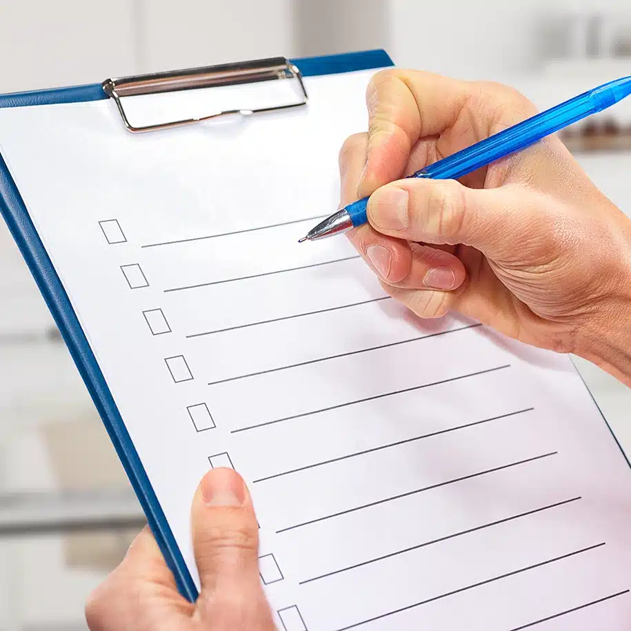 Eine Person führt eine Checkliste