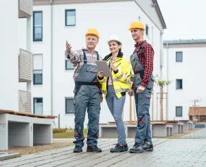 Bauherr und Bauunternehmer inspizieren neue Häuser auf der Baustelle