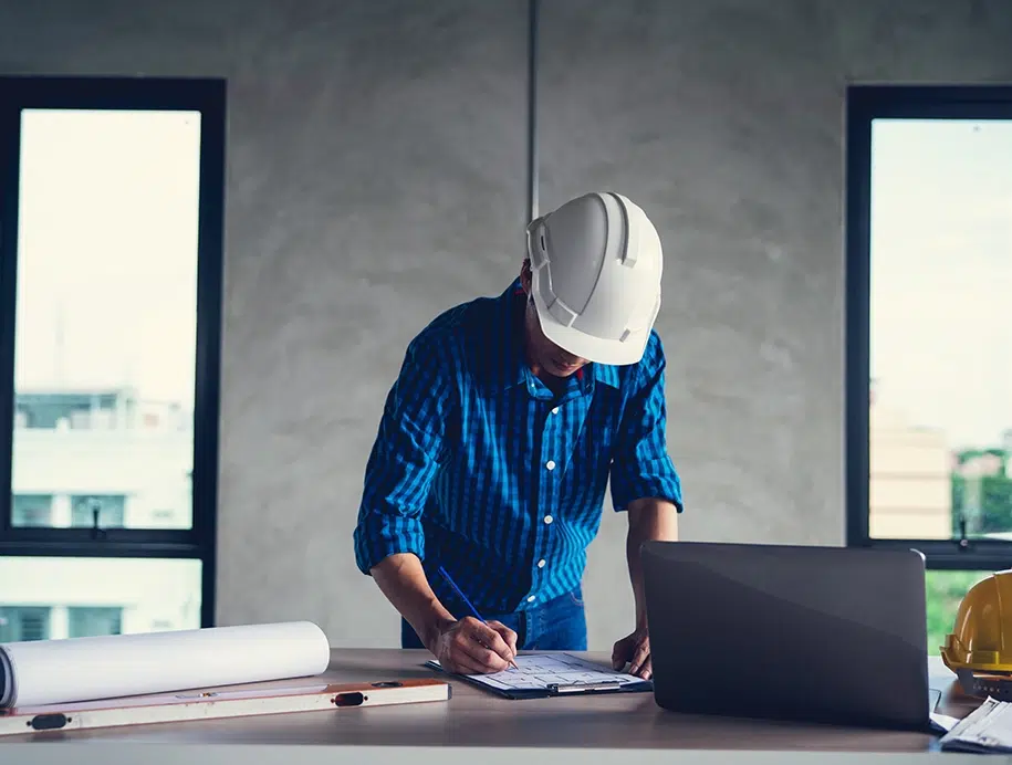 Ein Architekt führt eine Dokumentation in einem Büro durch