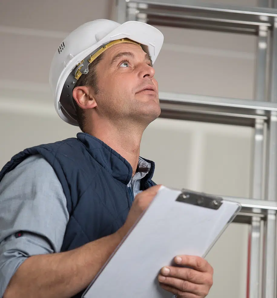 Bauarbeiter prüft eine Baustelle und führt Notizen