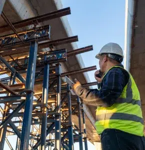 Ein Ingenieur prüfte die Straßenbauarbeiten im Straßenbau.