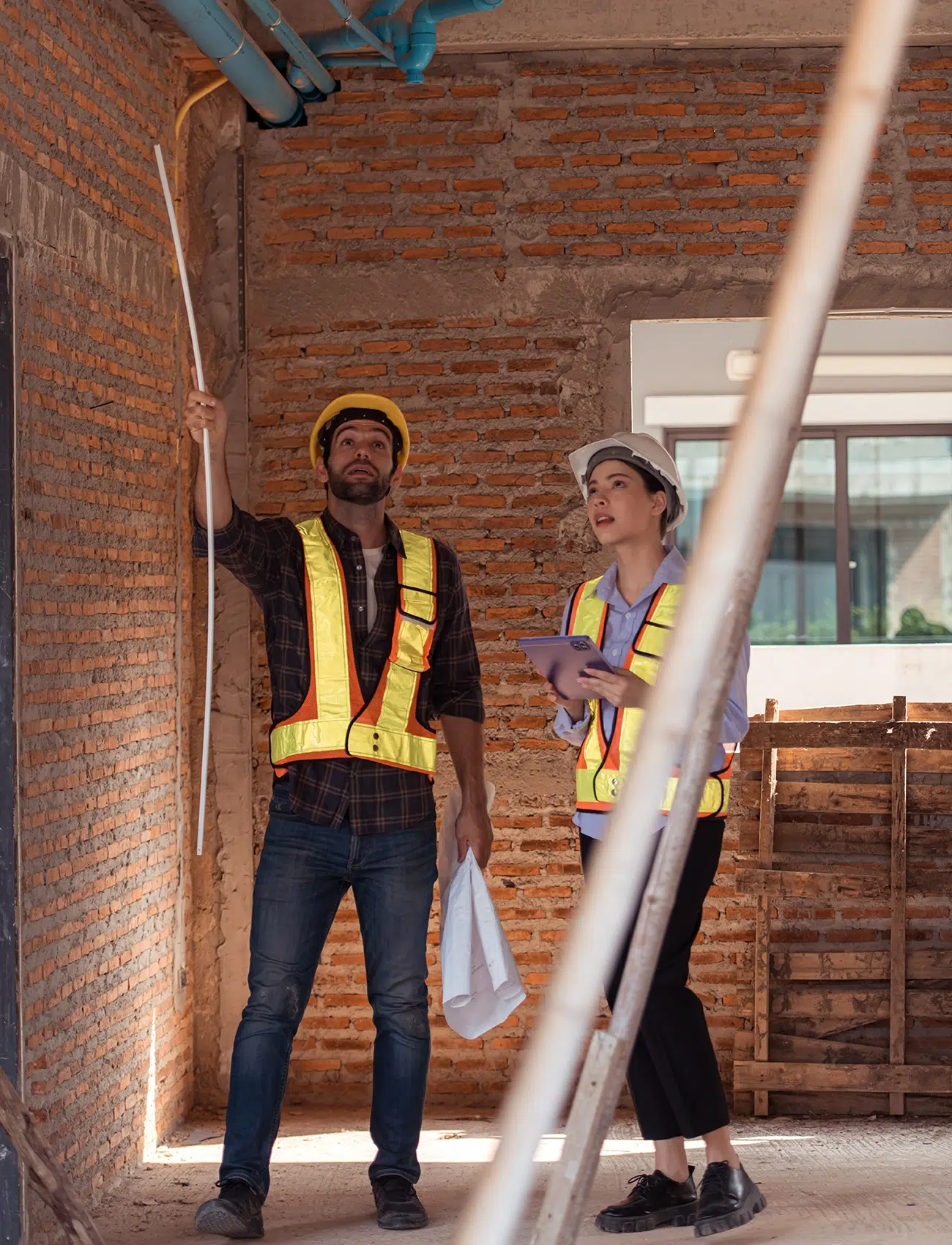 Architekten und Ingenieure arbeiten zusammen, um den Baufortschritt auf der Wohnhausbaustelle zu beurteilen