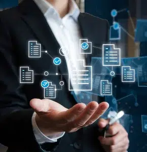 Eine digitale Workflow-Schnittstelle mit verknüpften Dokumenten und Aufgaben-Häkchen, die von einer professionellen Hand gehalten wird