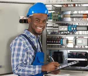 Männlicher Techniker mit einem Klemmbrett in der hand füllt Dokument aus