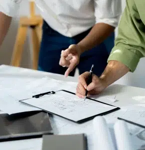 Ingenieur-Architekt plant auf Grundlage von Bauplänen den Bau.