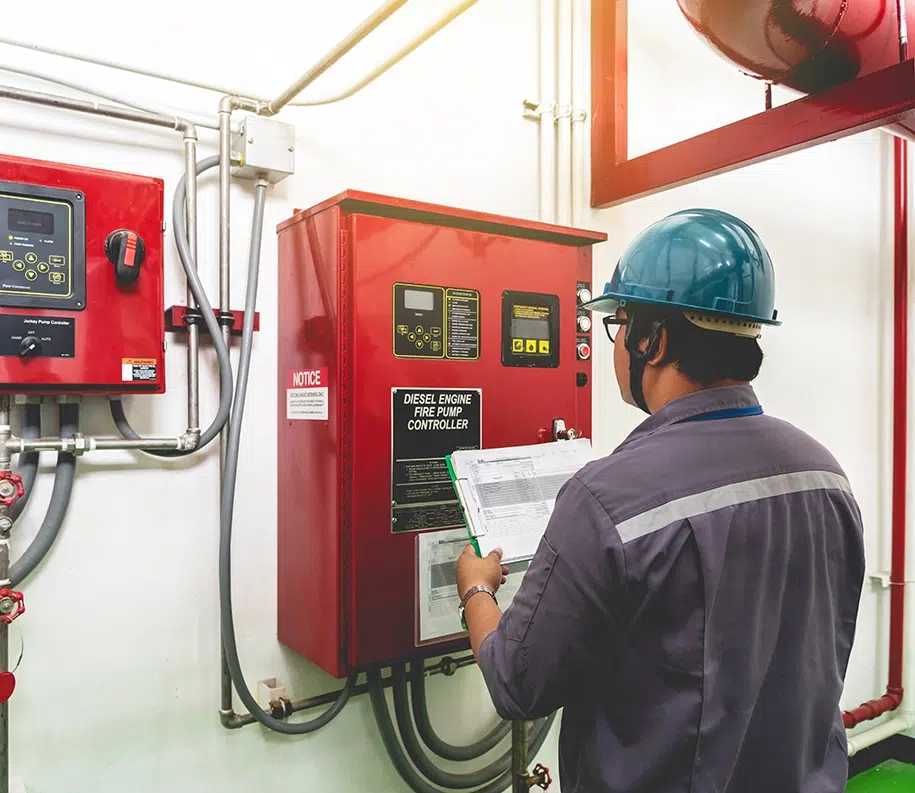Ingenieur prüft Feuerlöschsystem für Industriegeneratoren