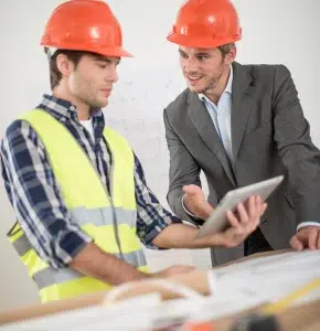 Zwei Ingenieure führen eine Besprechung zu einem Bauprojekt